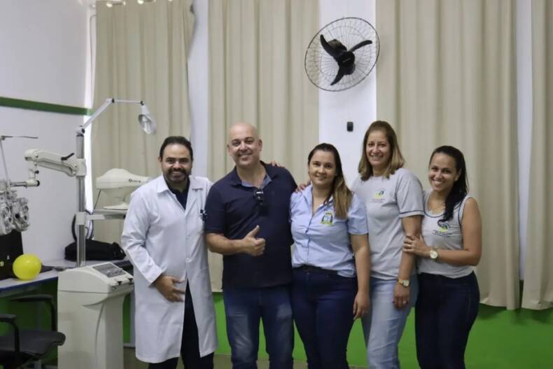 Prefeito Walace Pedrosa ao lado do Dr. Fábio Morando e equipe da Secretaria Municipal de Saúde e Educação